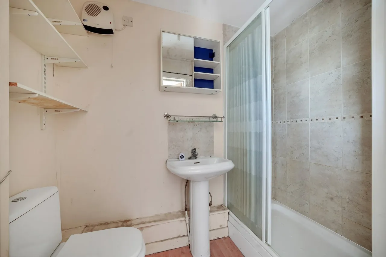 Flat 28, Suffolk Court, Hevingham Drive, Romford, RM6 4UA, photo 6