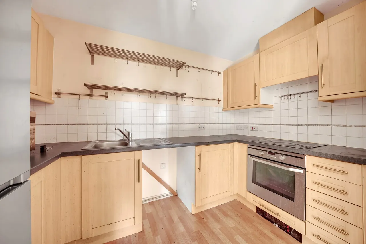 Flat 28, Suffolk Court, Hevingham Drive, Romford, RM6 4UA, photo 4