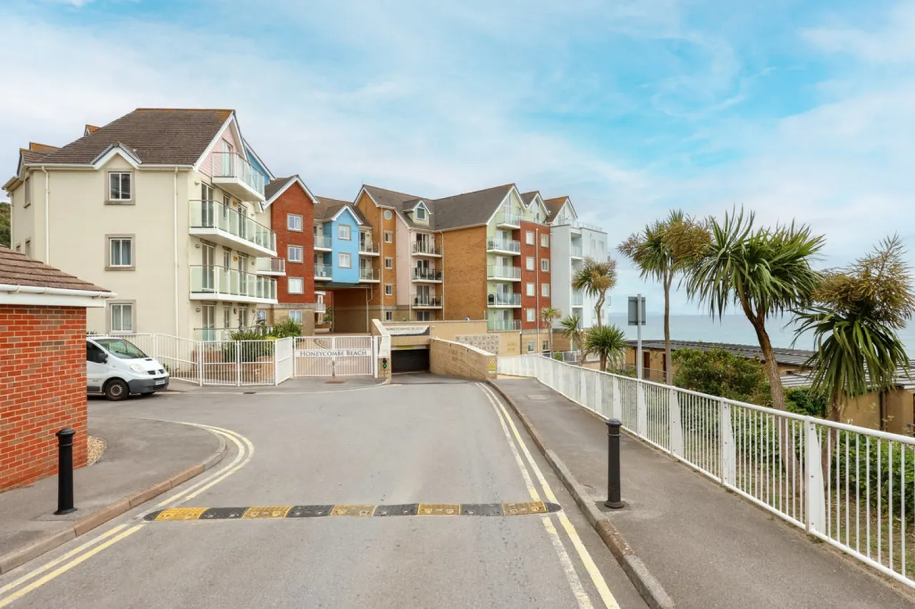 3 bed flat for sale — Honeycombe Chine, Bournemouth