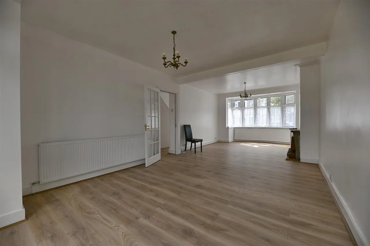 3 bed property to rent — Sydney Road, Barkingside, Essex, Ilford, IG62ED