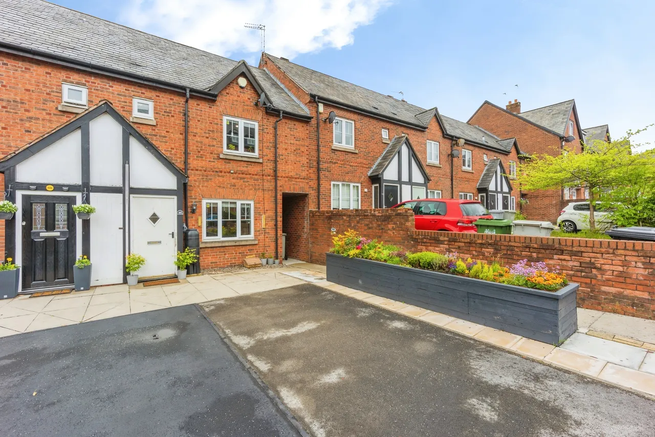 2 bed house for sale — Eastgate, Macclesfield