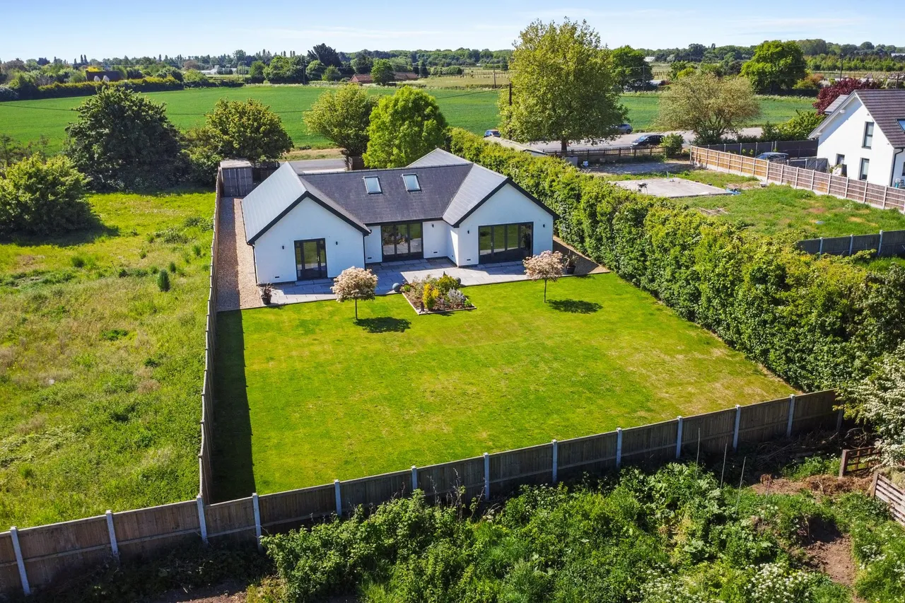Harwich Road, Lawford, photo 4