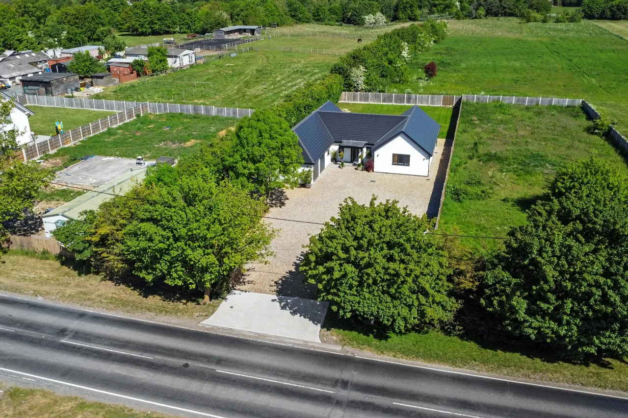 Harwich Road, Lawford, photo 37