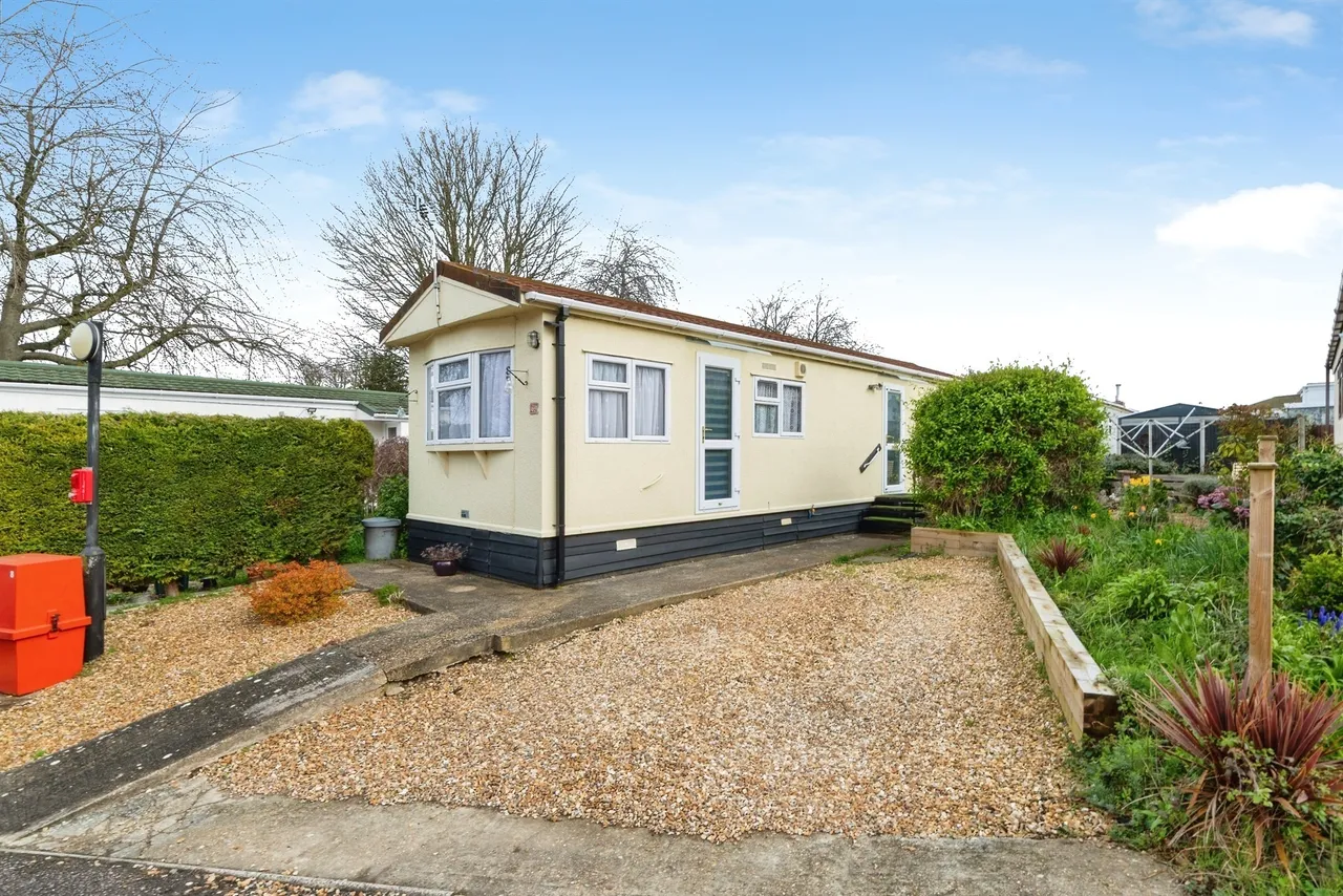 2 bed park home for sale, Limekiln Lane, Baldock, SG7