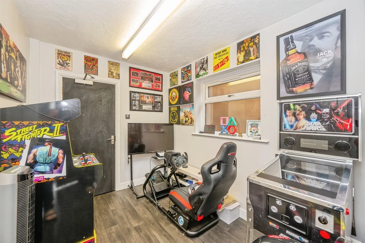 Redwood Drive, Burton-On-Trent, DE15, photo 16