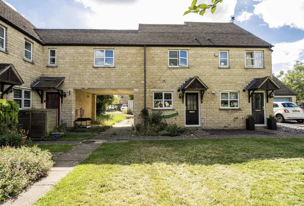 2 bed house for sale — Chichester Place, Brize Norton, OX18 3PD