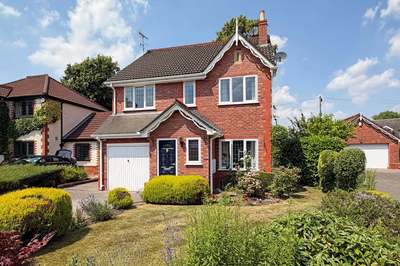 4 bed house for sale — Byrons Drive, Timperley WA15 6JF