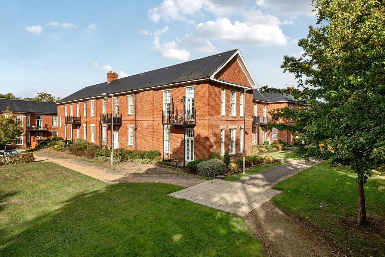 2 bed flat for sale, Glanville Way, Epsom, KT19
