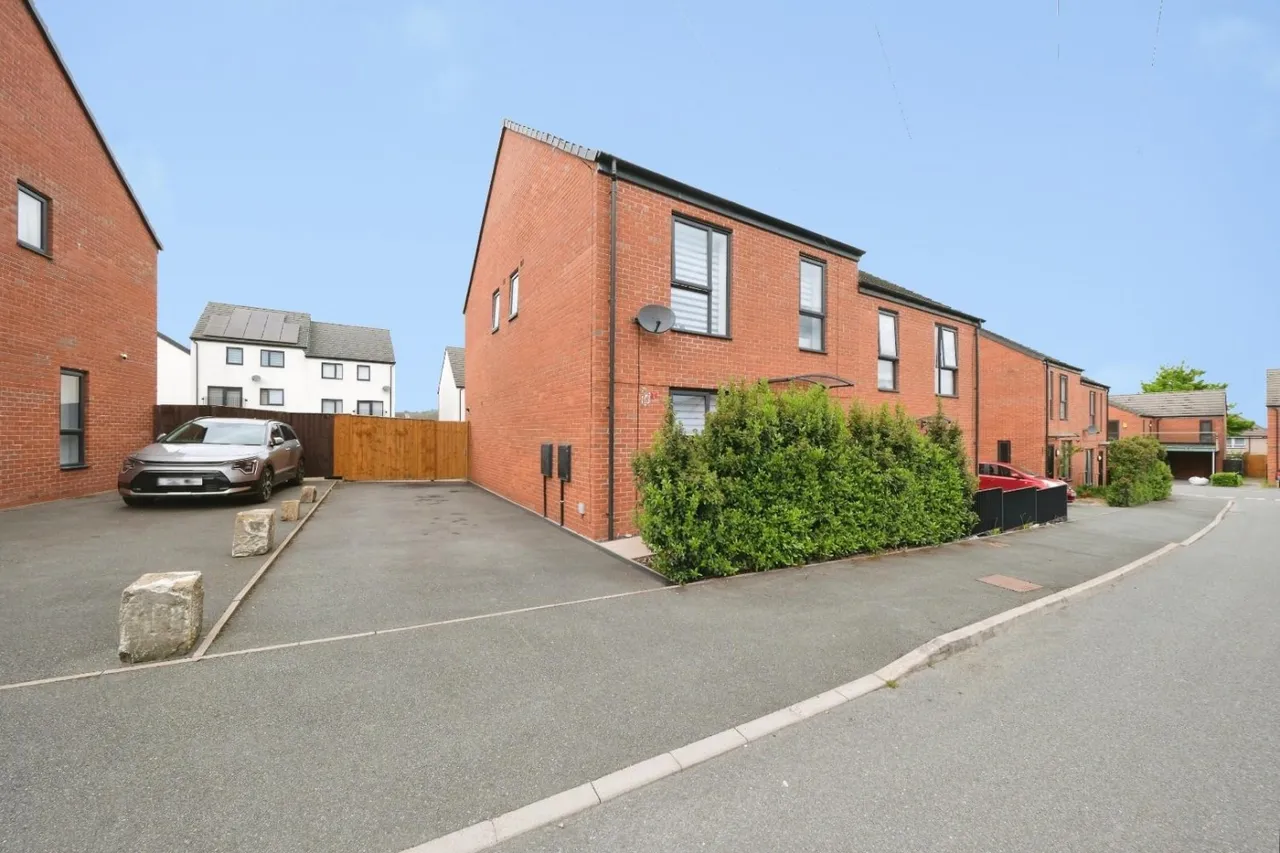 4 bed house for sale — Falstaff Crescent, Sheffield