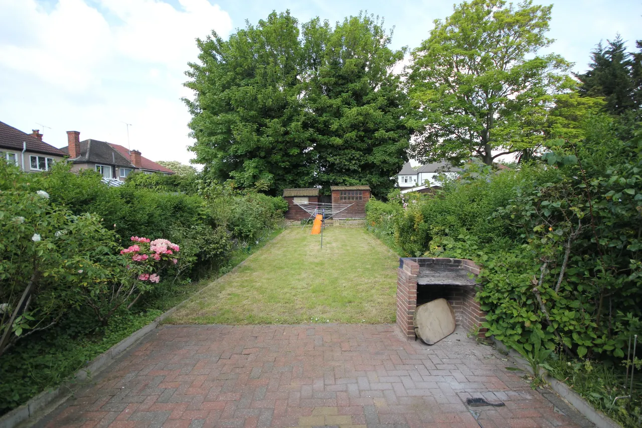 3 bed house to rent — Castleton Avenue, Wembley