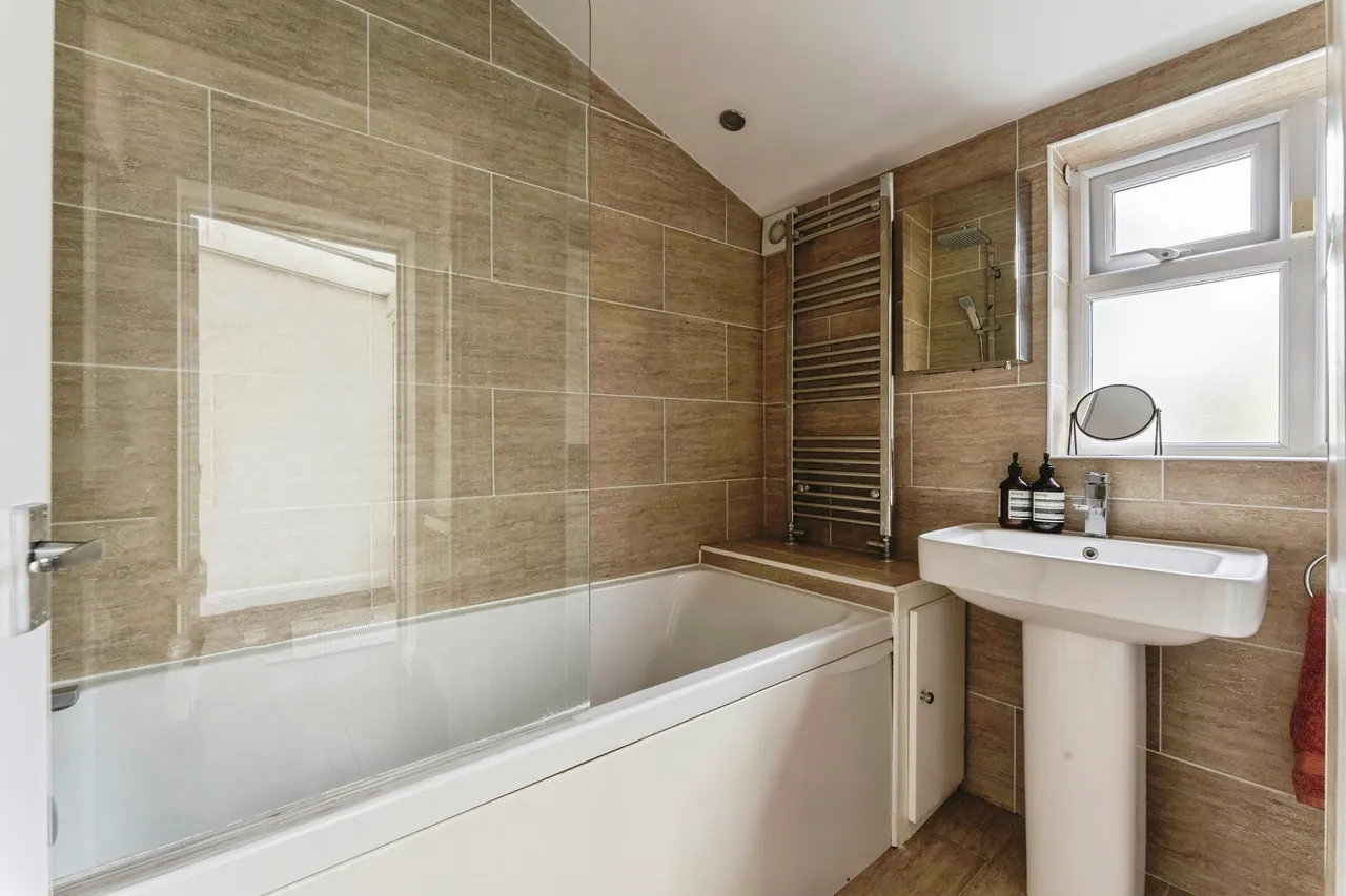 Salisbury Road, Gidea Park, RM2, photo 17