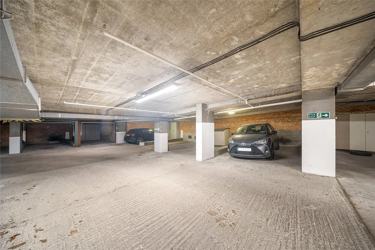 Somerset Road, London, SW19, photo 10