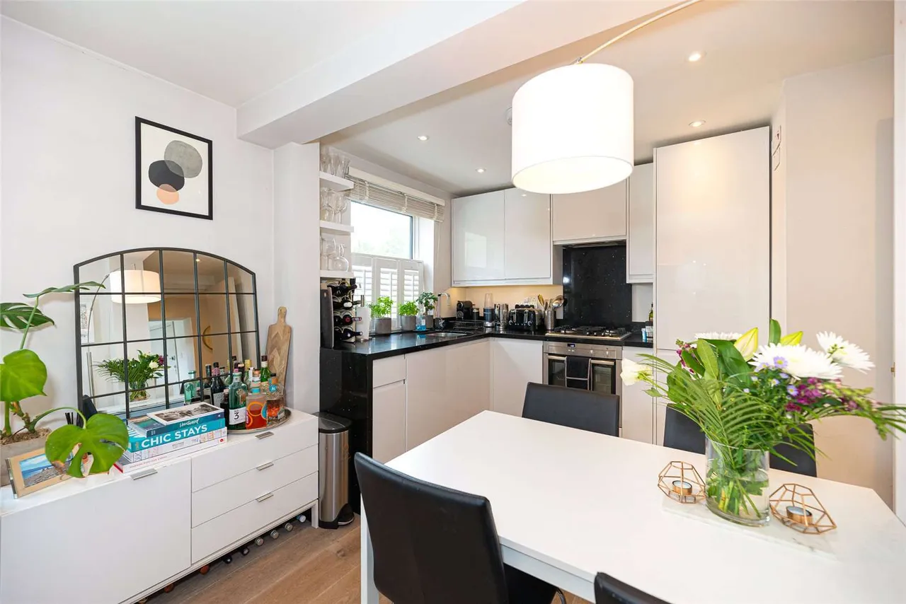 2 bed flat for sale, Abberley Mews, London, SW4