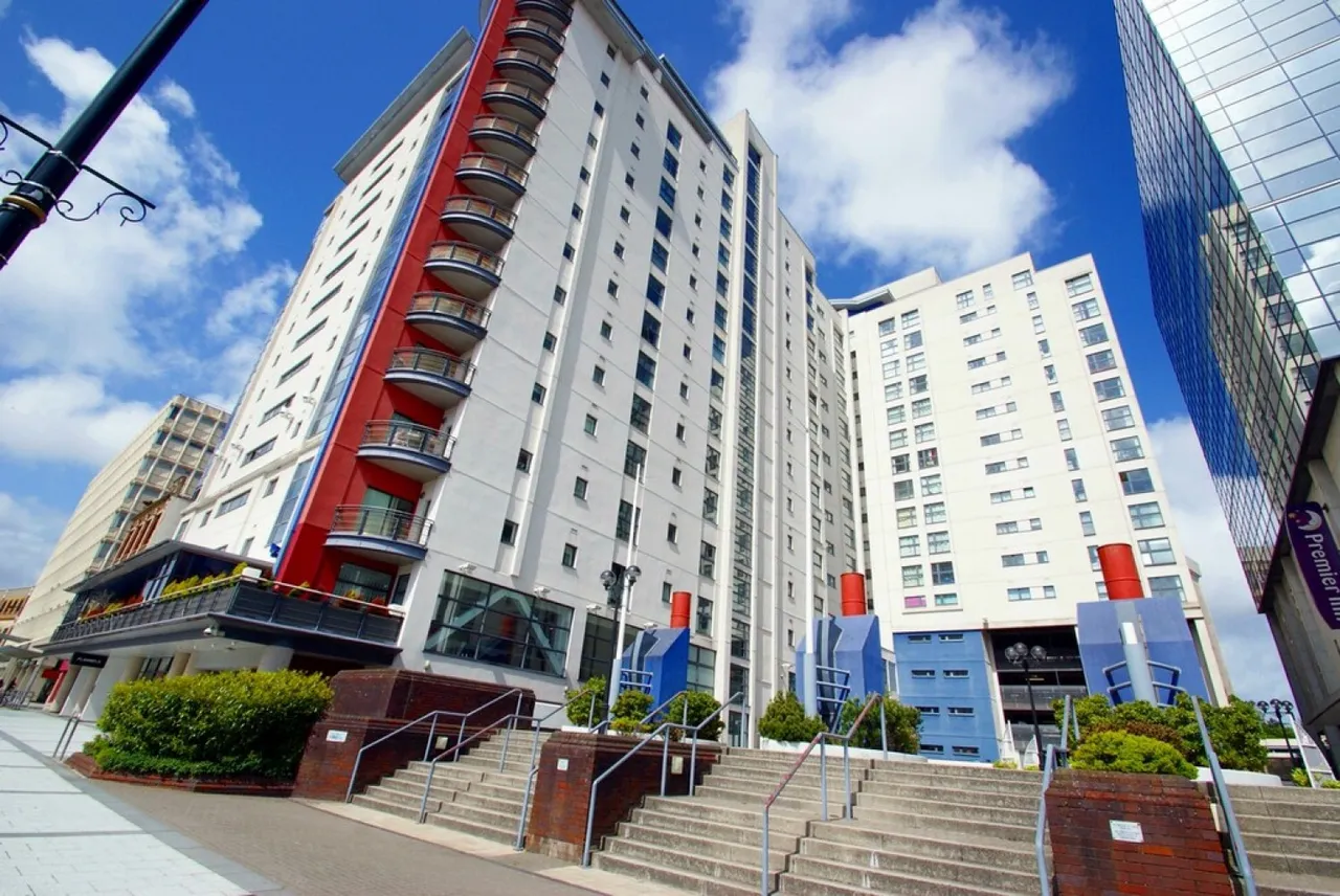2 bed flat to rent, Landmark Place, CF10