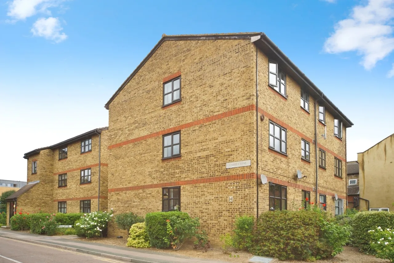 2 bed flat for sale — Gandhi Close, Walthamstow, E17