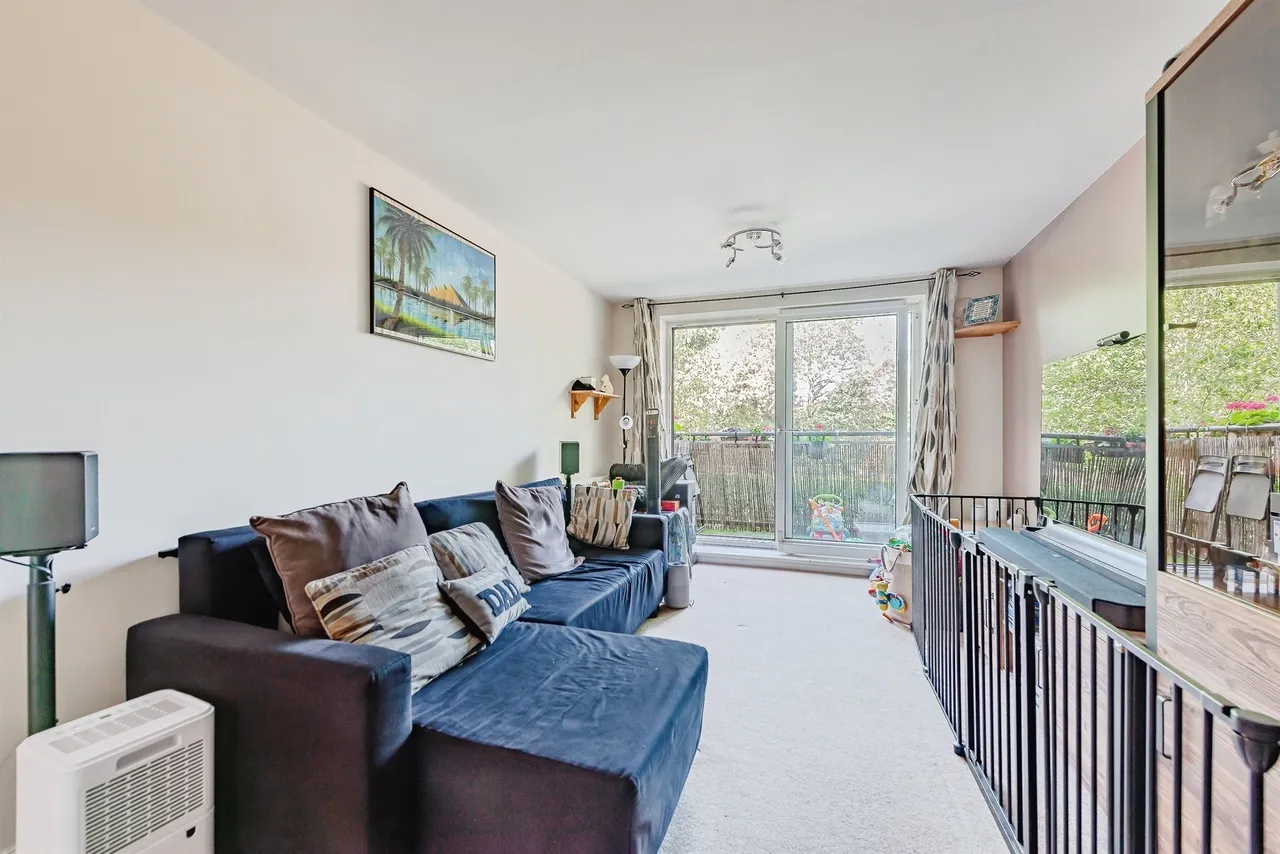 Commonwealth Drive, Crawley, photo 12