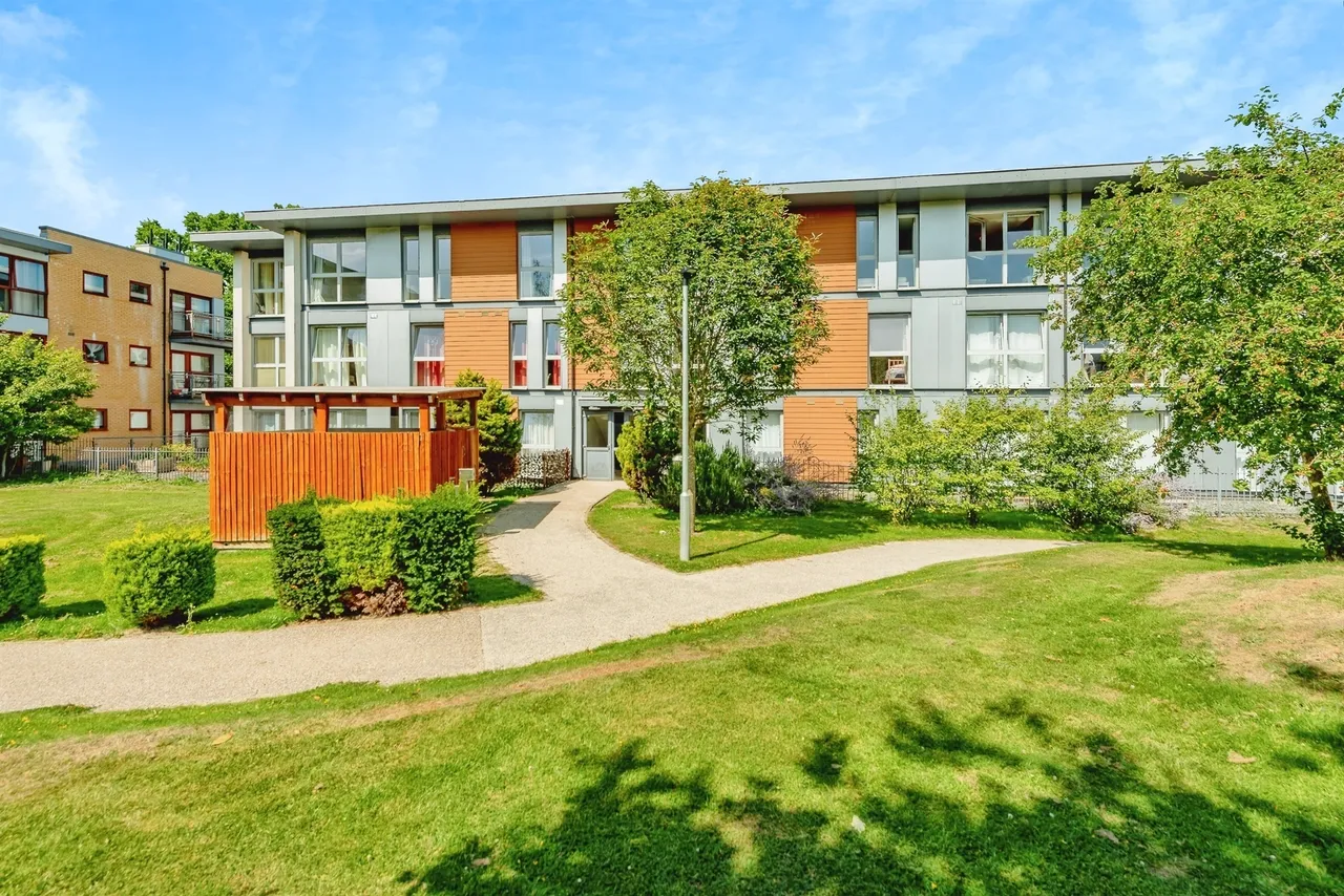 Commonwealth Drive, Crawley, photo 14