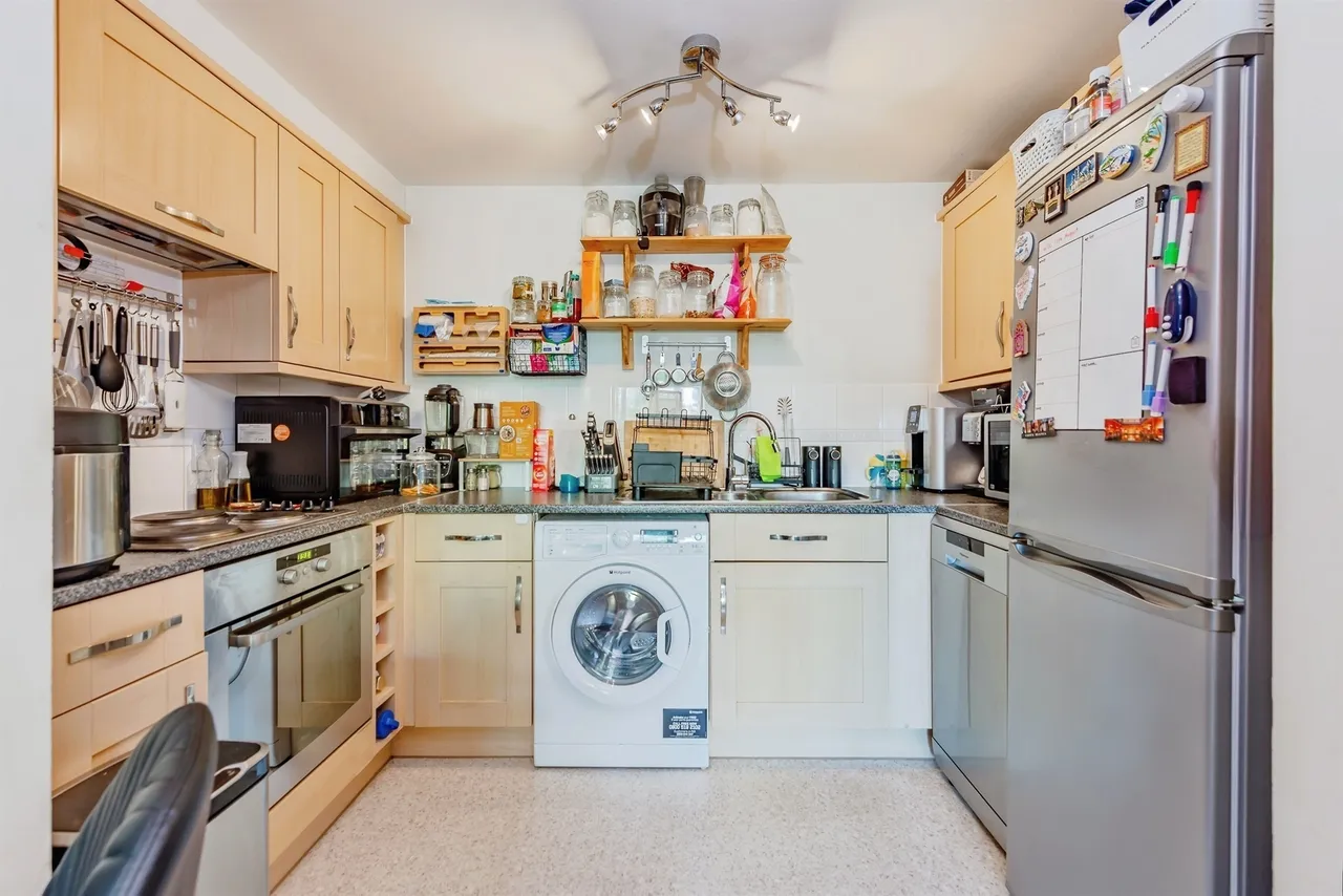 Commonwealth Drive, Crawley, photo 6