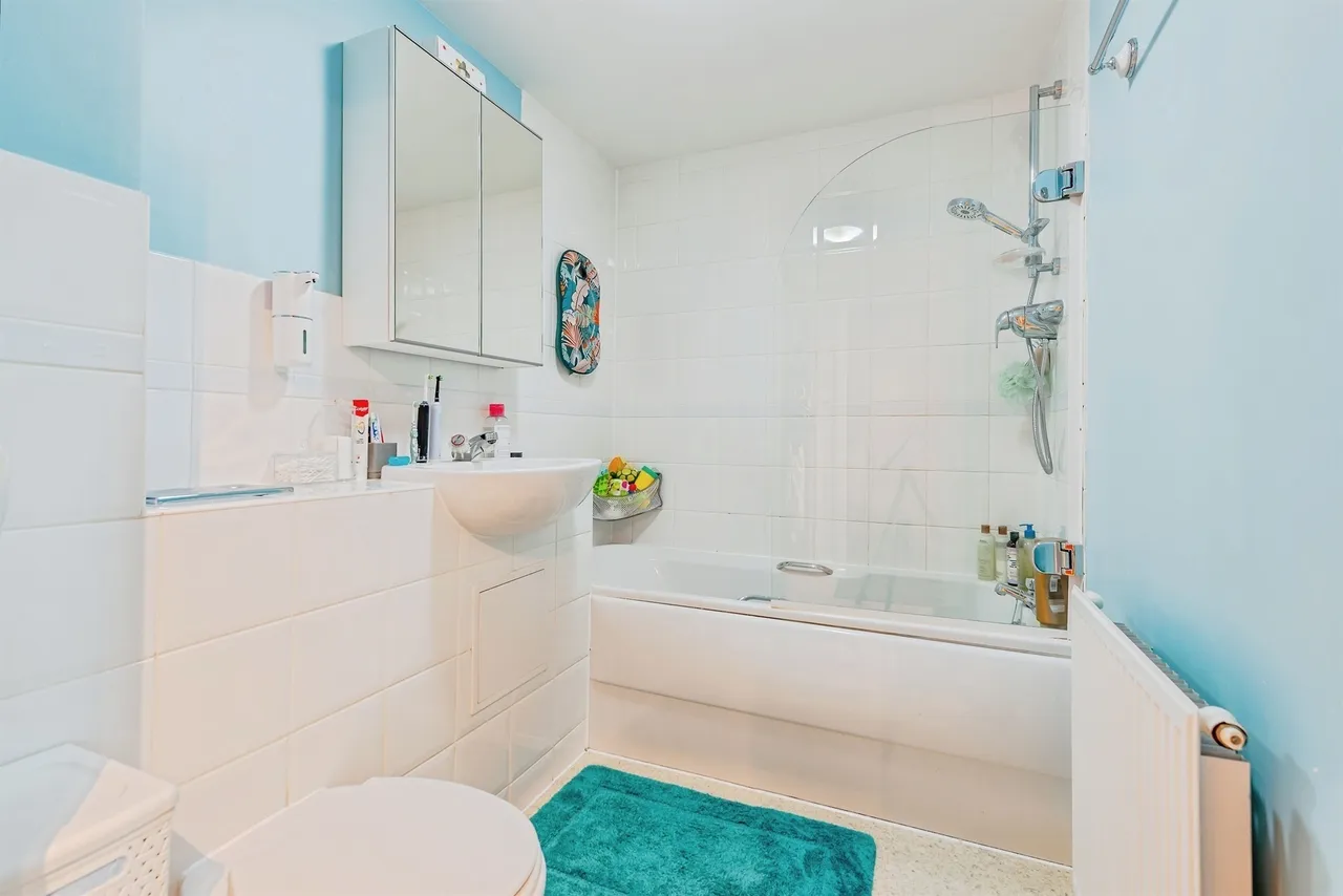 Commonwealth Drive, Crawley, photo 11