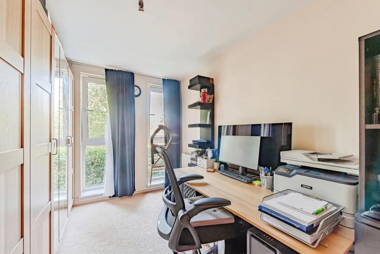 Commonwealth Drive, Crawley, photo 10