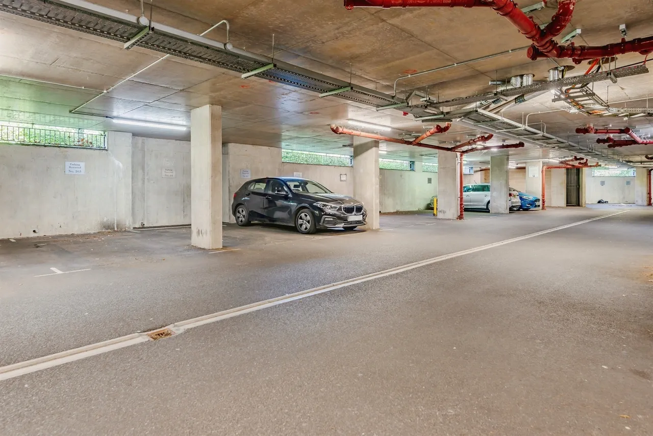 Commonwealth Drive, Crawley, photo 13