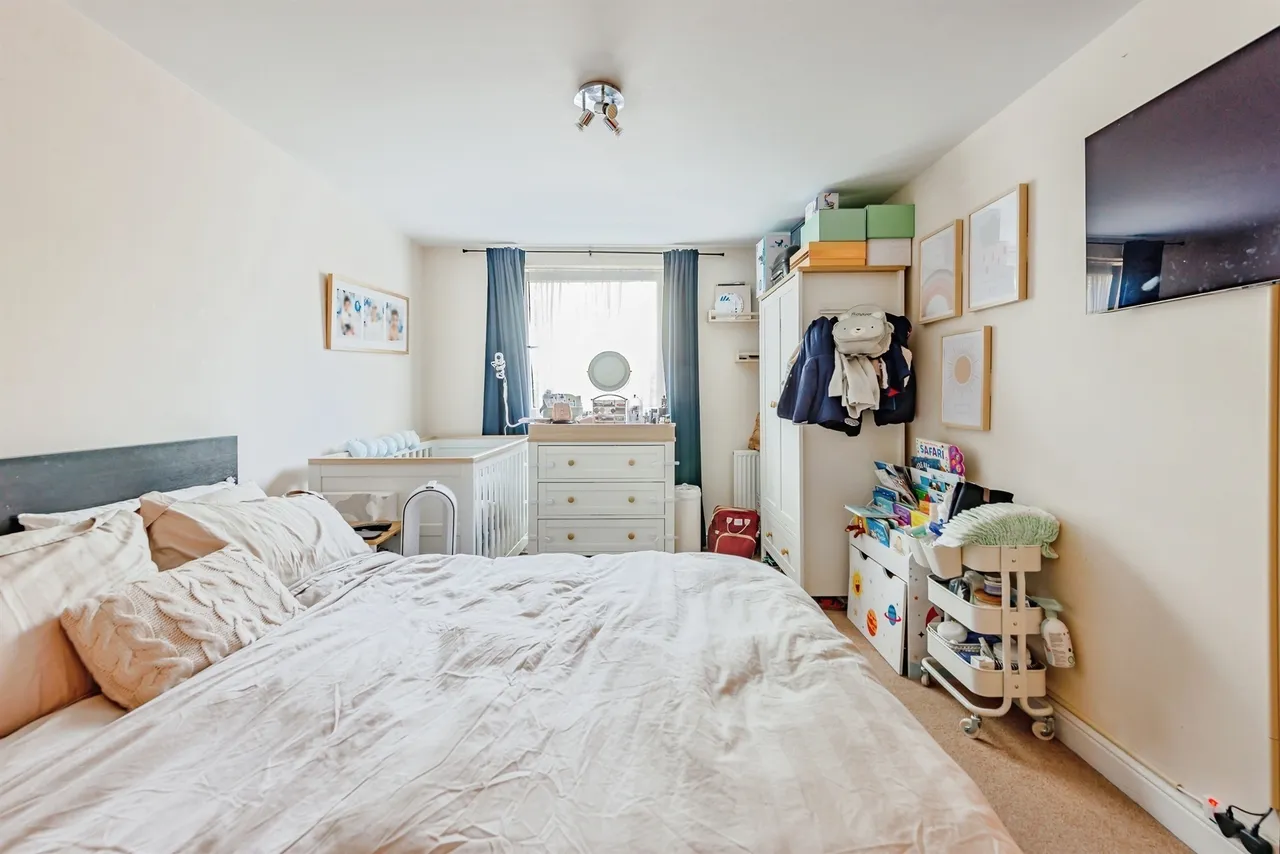 Commonwealth Drive, Crawley, photo 8