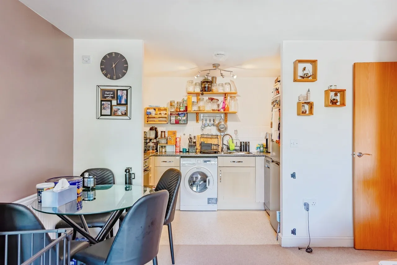 Commonwealth Drive, Crawley, photo 5