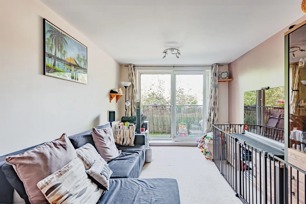 Commonwealth Drive, Crawley, photo 3