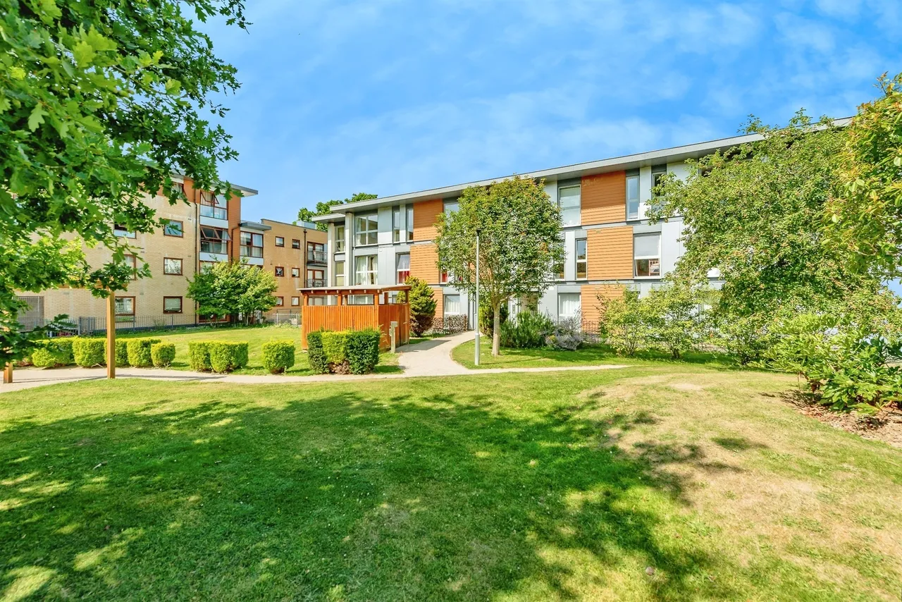 Commonwealth Drive, Crawley, photo 15