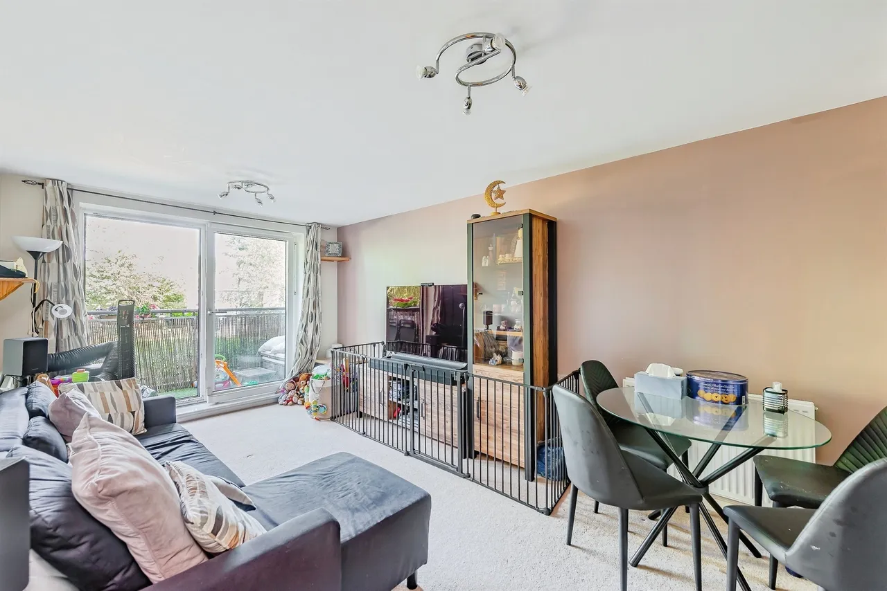 Commonwealth Drive, Crawley, photo 2