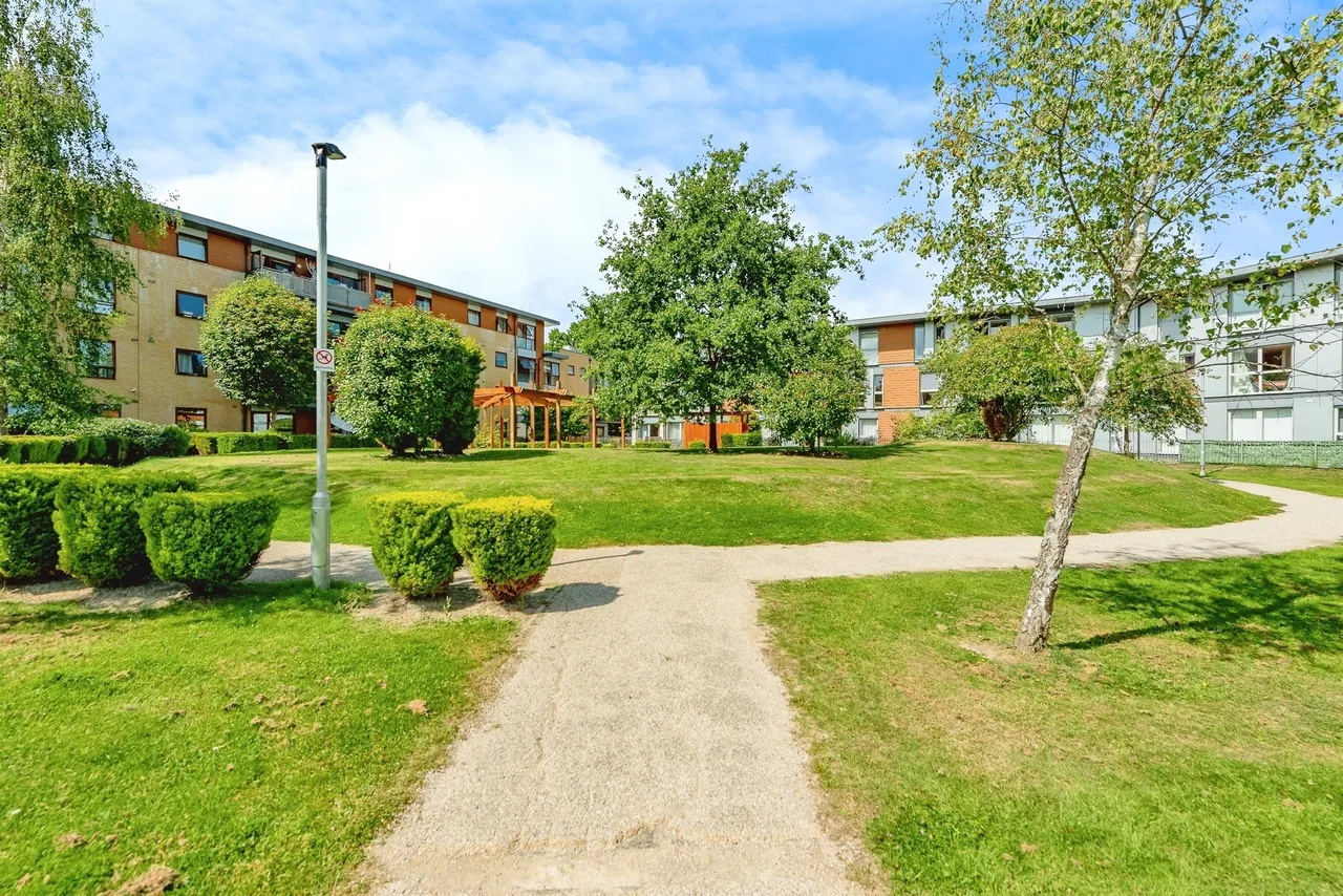Commonwealth Drive, Crawley, photo 16
