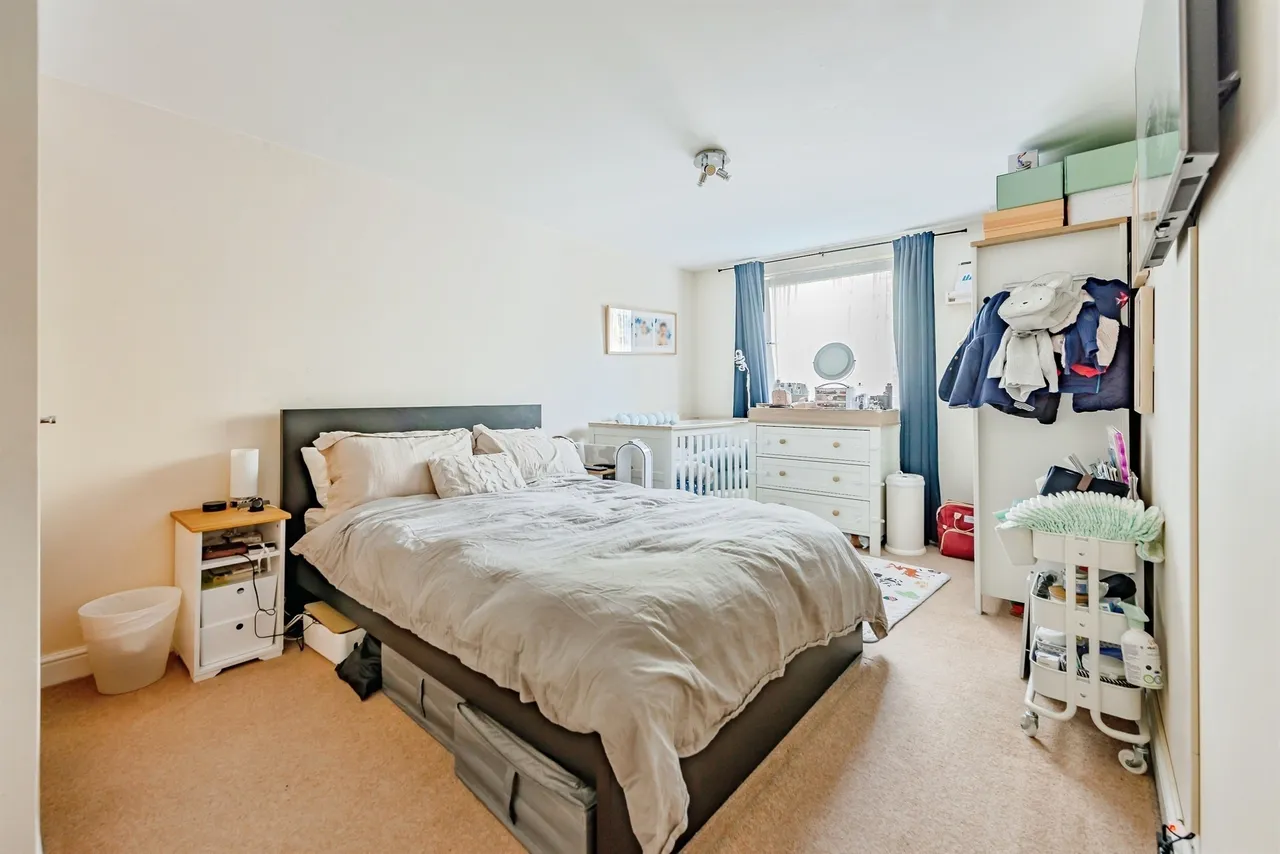 Commonwealth Drive, Crawley, photo 7