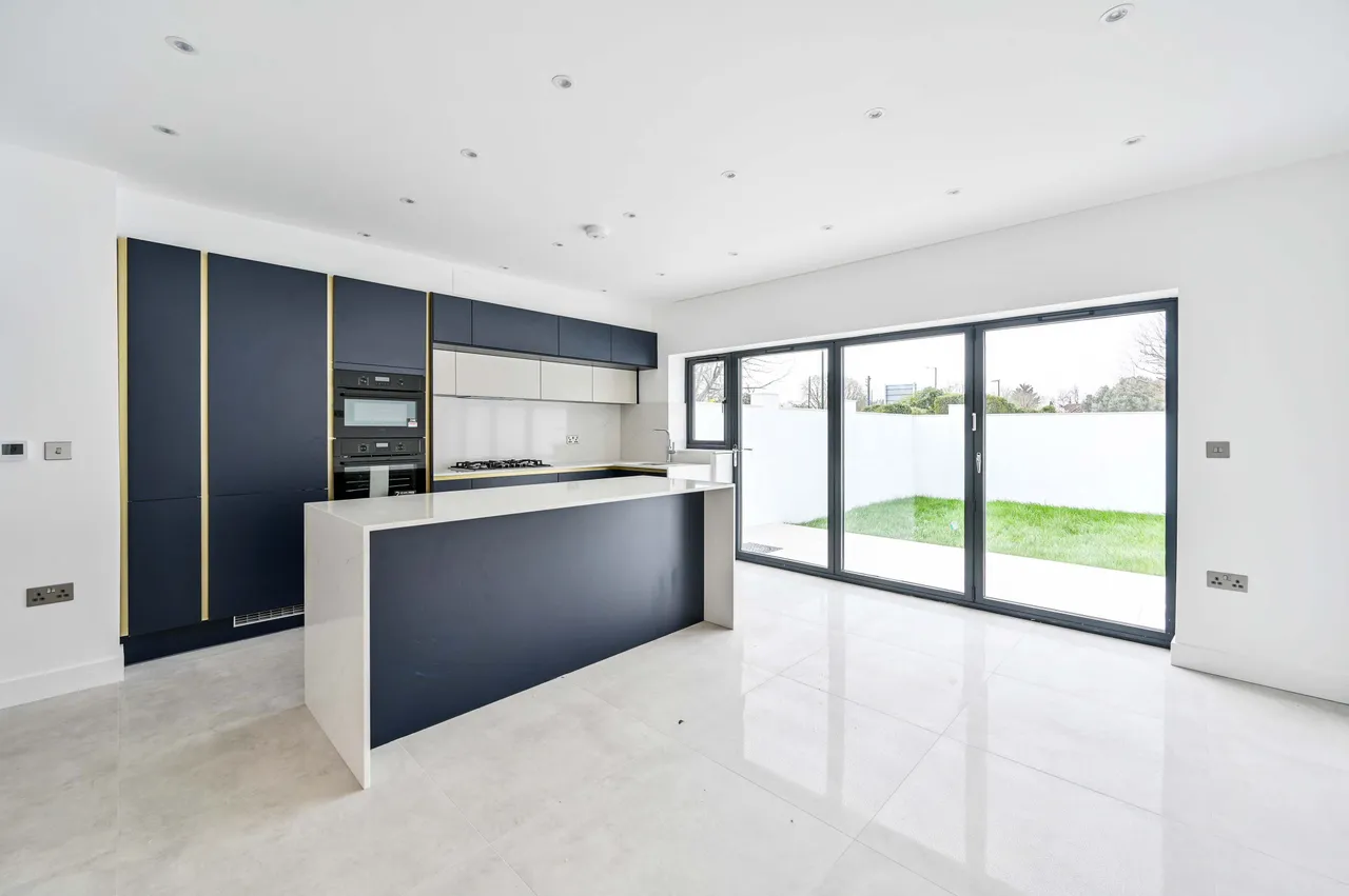16 Tayben Avenue, Twickenham, photo 2