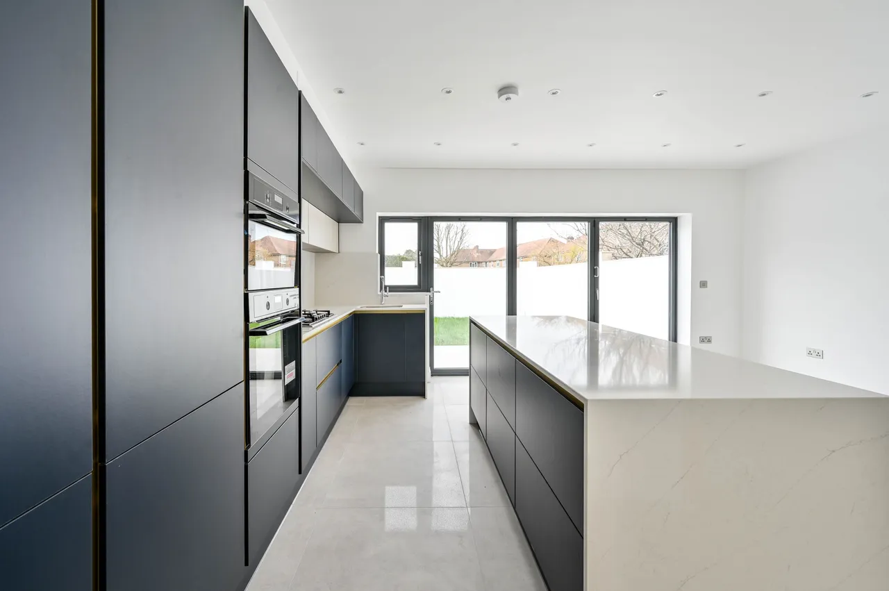 16 Tayben Avenue, Twickenham, photo 3
