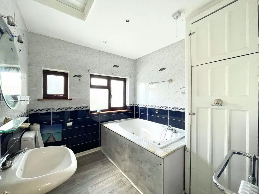 Monmouth Avenue, South Woodford, Greater London E18 1NU, photo 13
