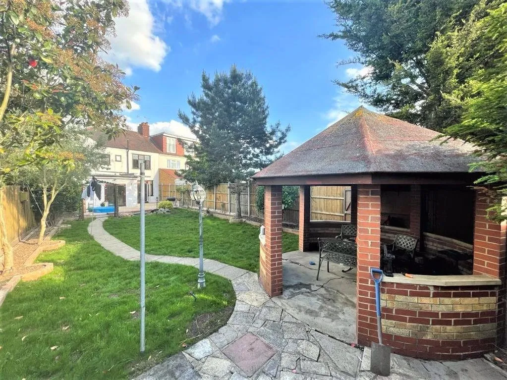 6 bed house to rent — Monmouth Avenue, South Woodford, Greater London E18 1NU