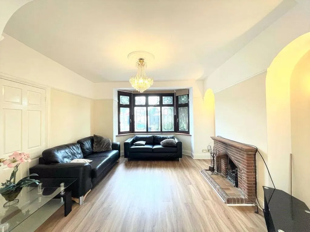 Monmouth Avenue, South Woodford, Greater London E18 1NU, photo 2