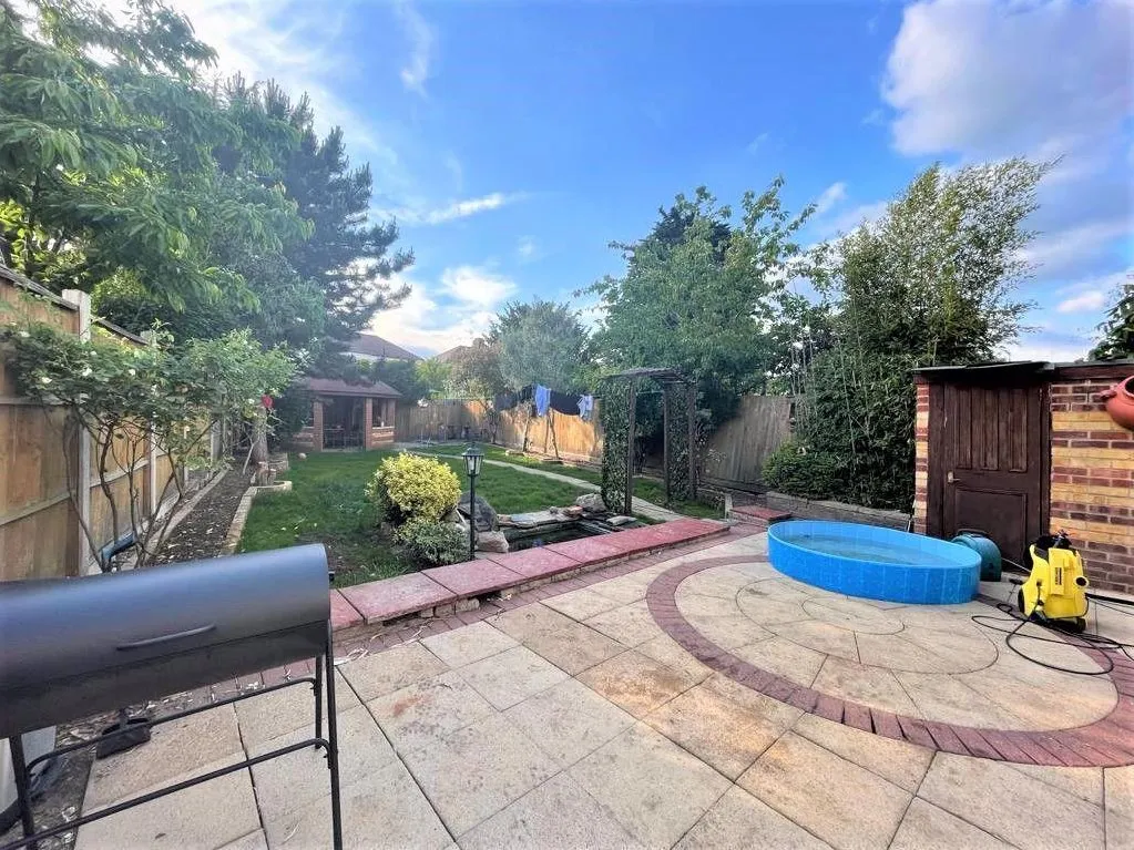 Monmouth Avenue, South Woodford, Greater London E18 1NU, photo 17