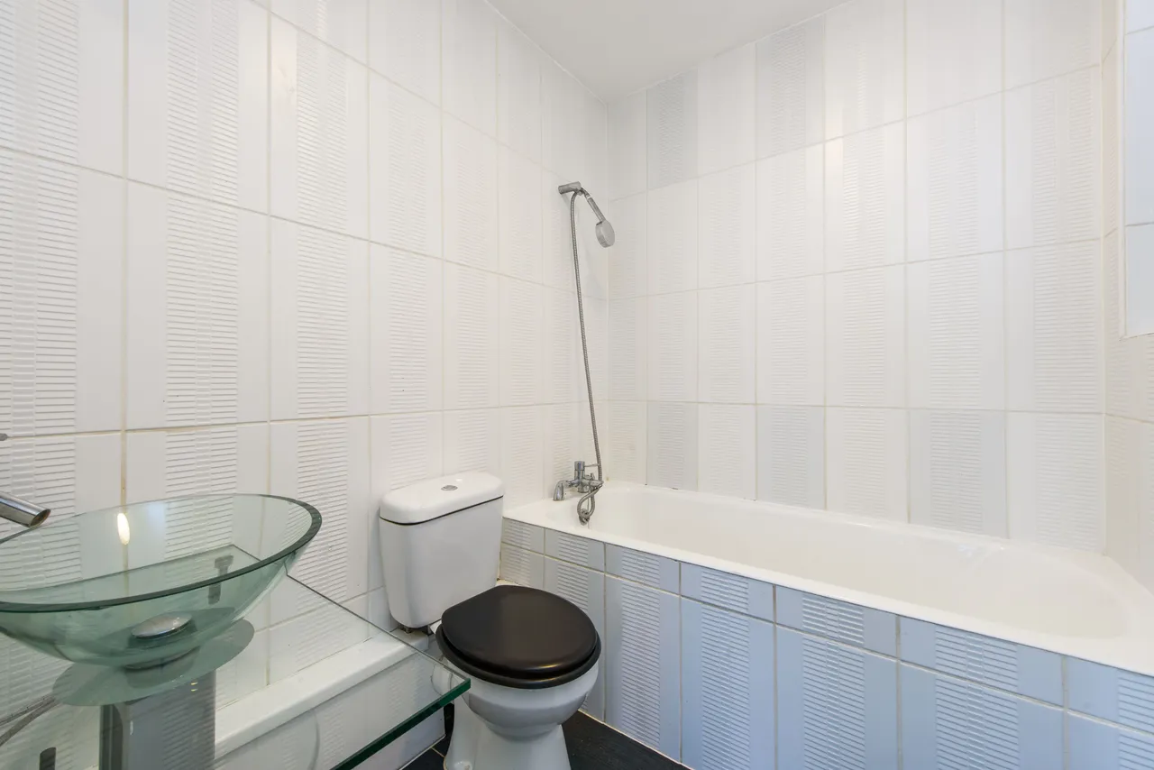 2 Crest Court, The Crest, London, photo 6