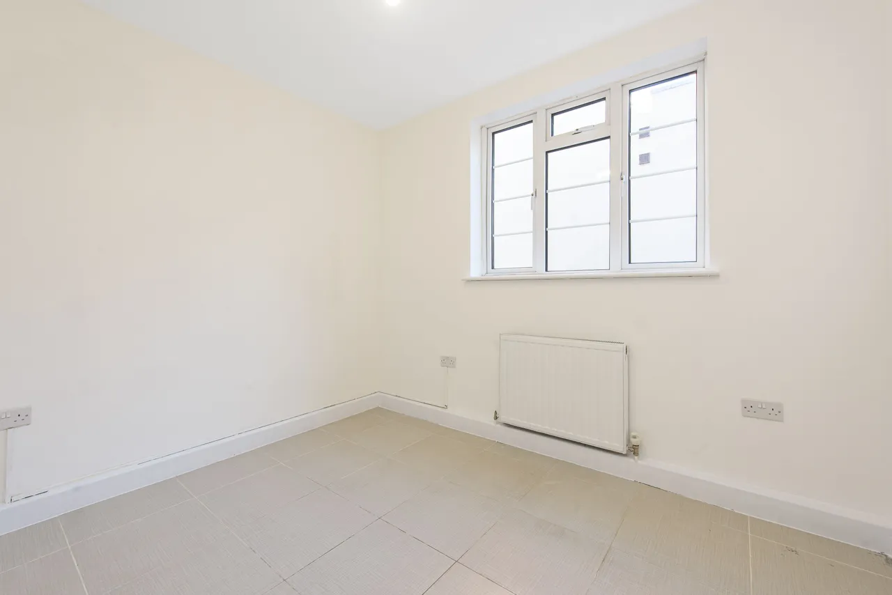 2 Crest Court, The Crest, London, photo 5