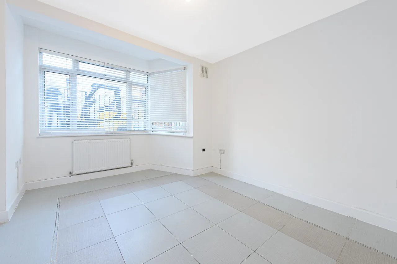 2 Crest Court, The Crest, London, photo 3