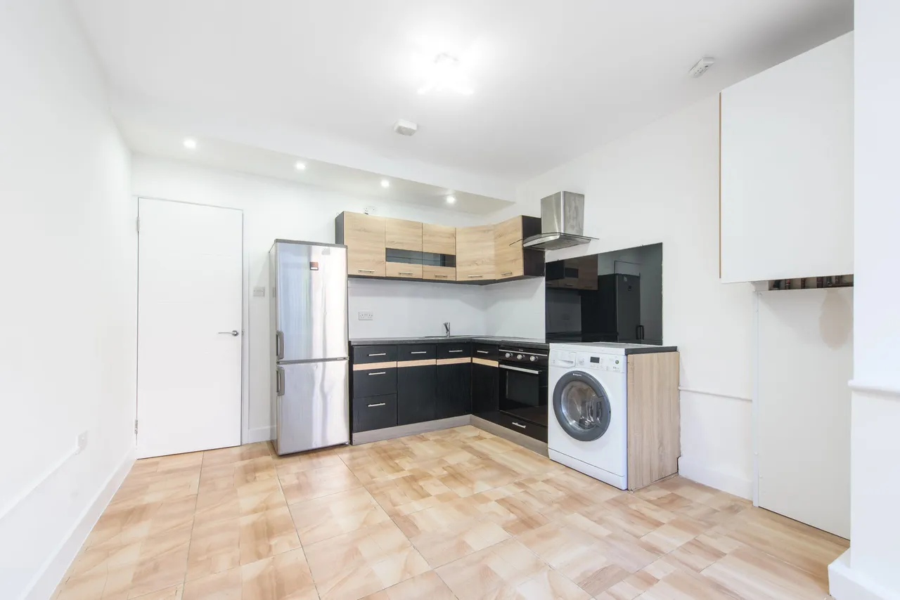 2 Crest Court, The Crest, London, photo 4