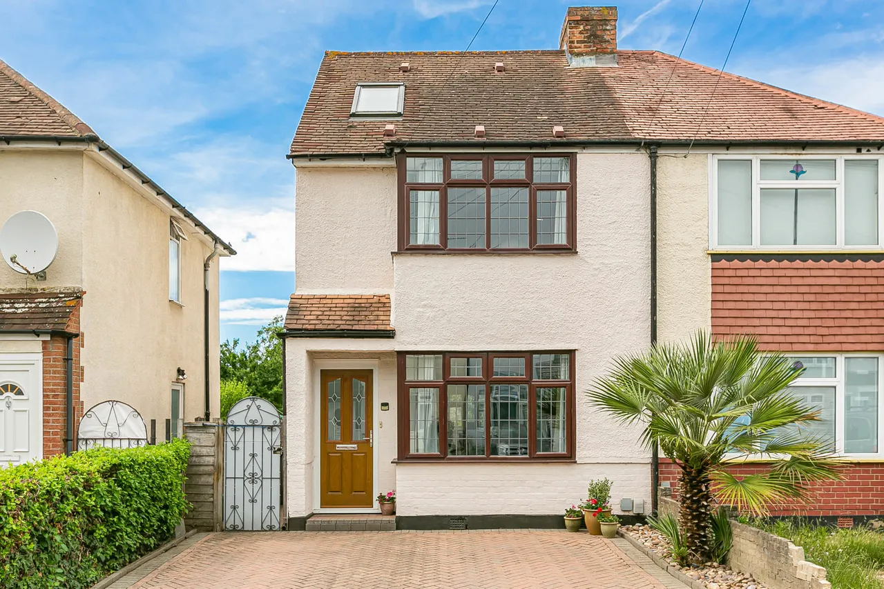 3 bed house for sale, Warwick Avenue, Egham, TW20