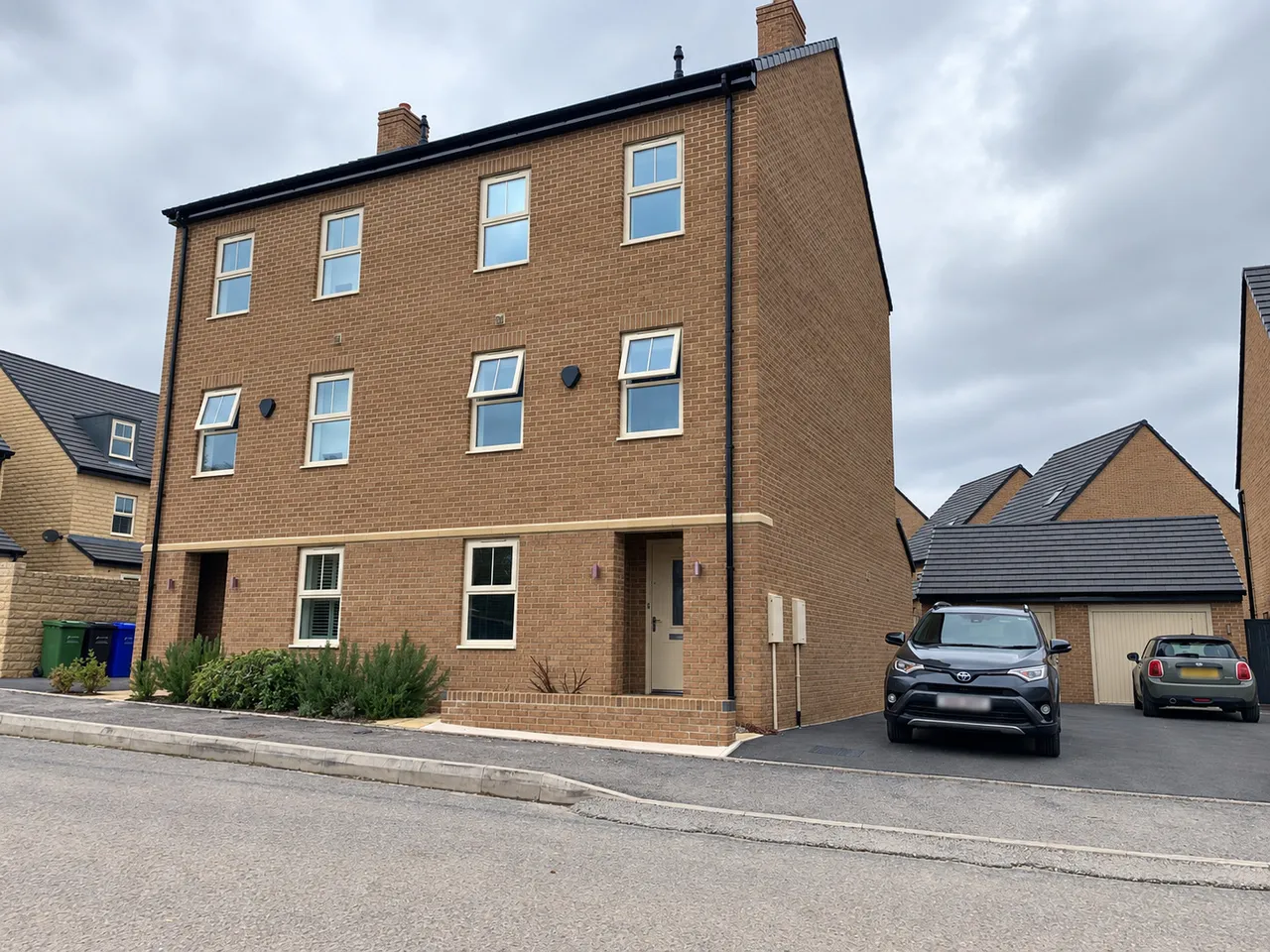 4 bed house to rent, Comley Crescent, Chesterfield, S41