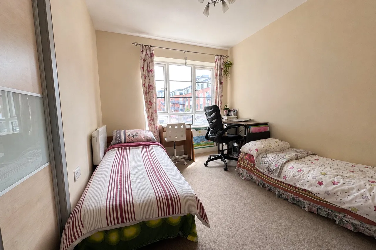 Kestrel Road, Farnborough, Hampshire, GU14 7GP, photo 4
