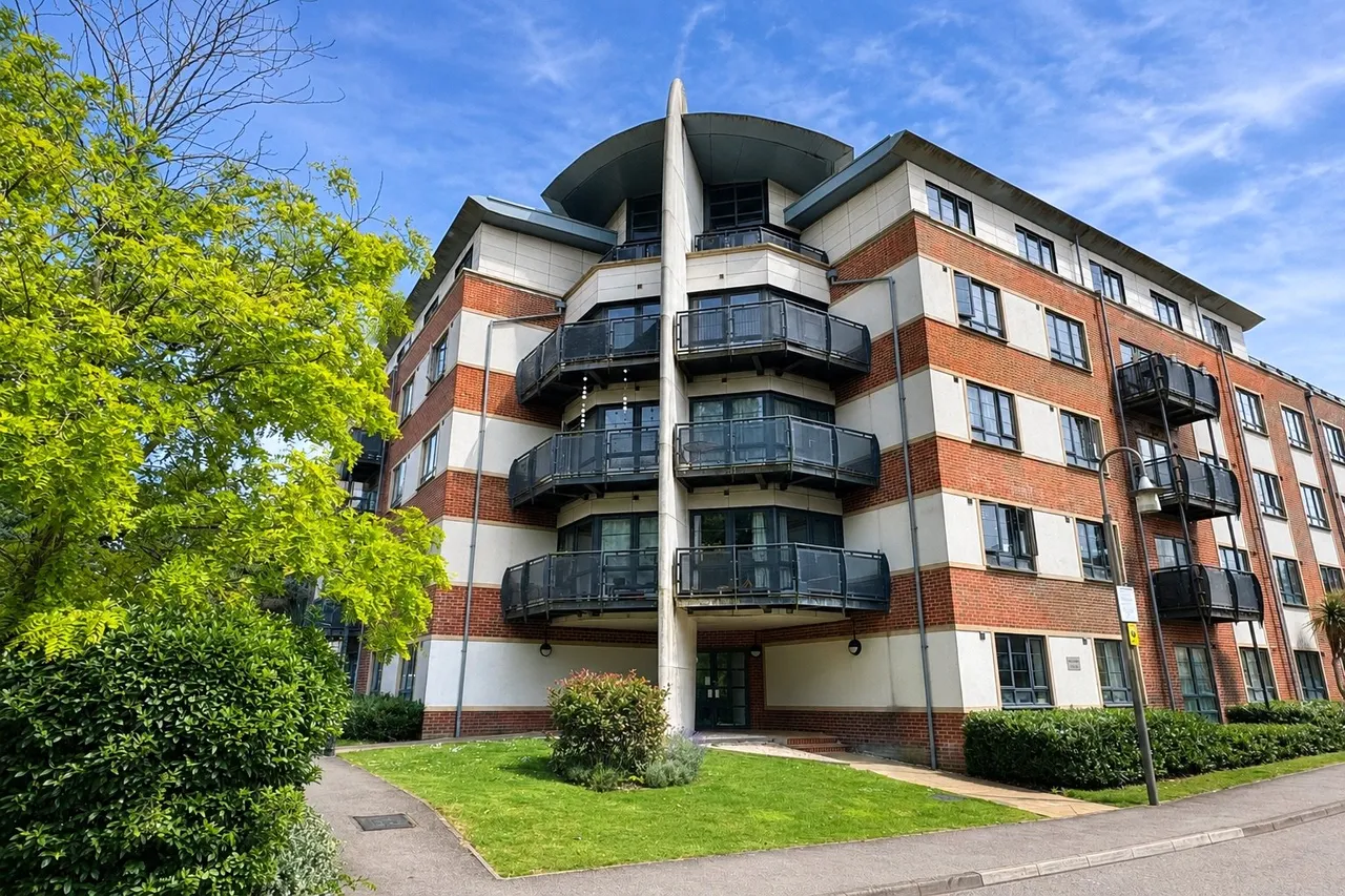 2 bed flat for sale — Kestrel Road, Farnborough, Hampshire, GU14 7GP