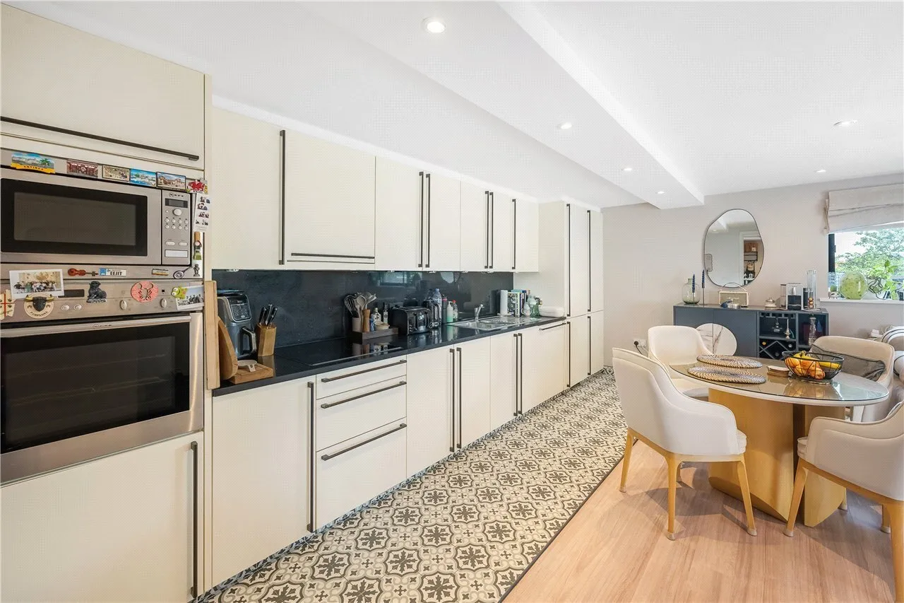 2 bed flat for sale — Bazalgette Court, Great West Road, W6