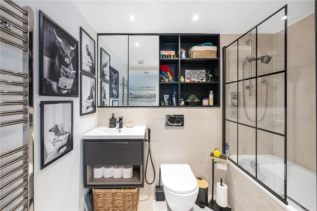 Bazalgette Court, Great West Road, W6, photo 6