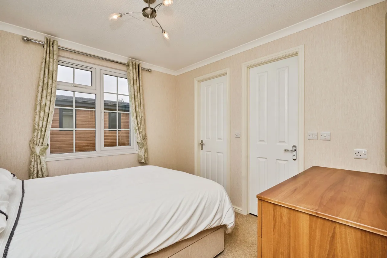 Avenue Road, Sandown, PO36, photo 13