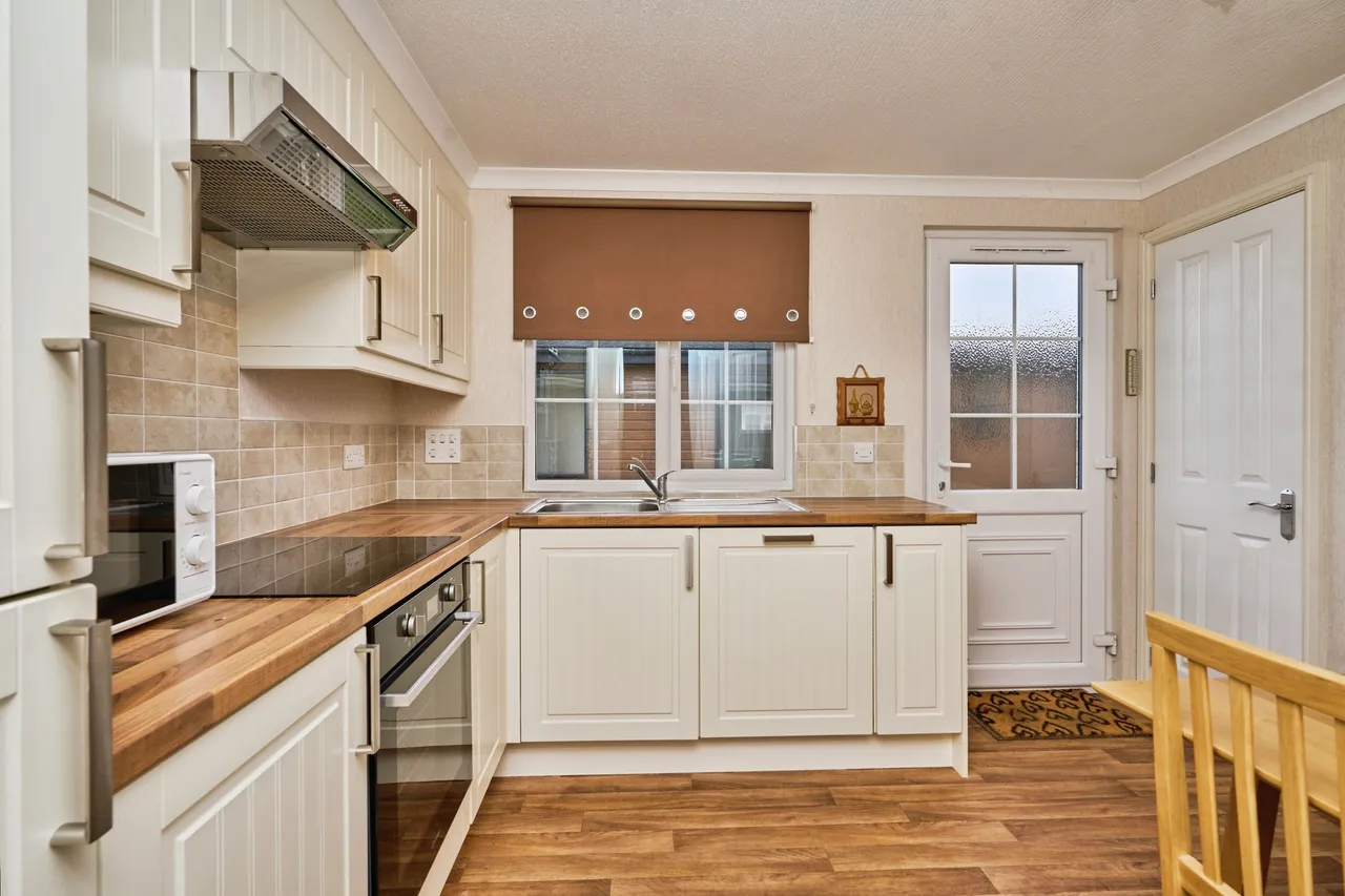 Avenue Road, Sandown, PO36, photo 3